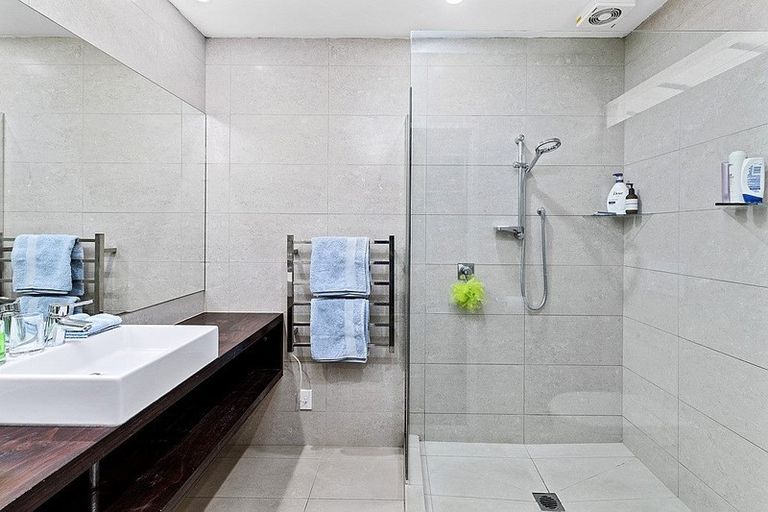 Photo of property in 1/22 Lansdowne Street, Bayswater, Auckland, 0622