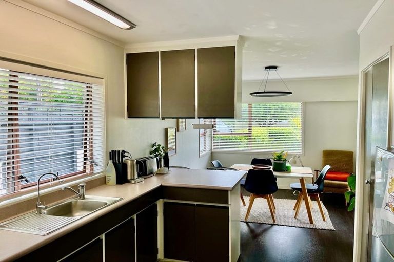 Photo of property in 27 Wainui Avenue, Point Chevalier, Auckland, 1022