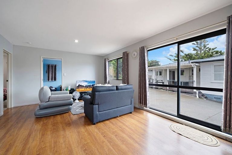 Photo of property in 27 Kohekohe Street, New Lynn, Auckland, 0600