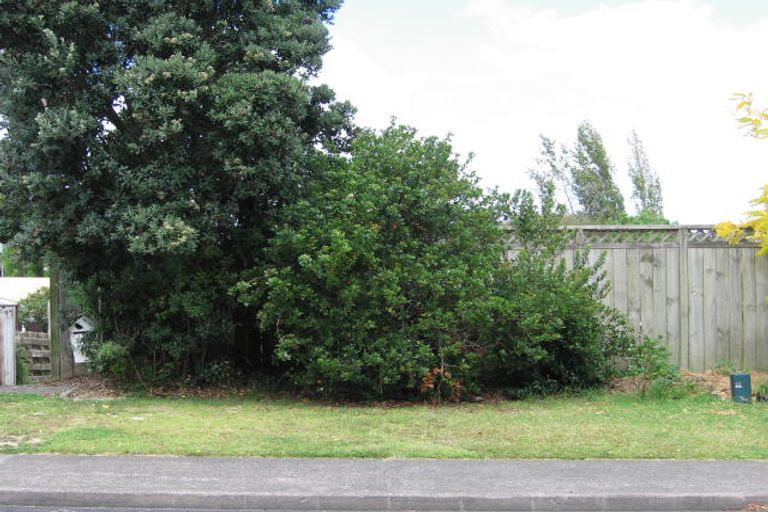 Photo of property in 2/22 Lambrown Drive, Totara Vale, Auckland, 0629