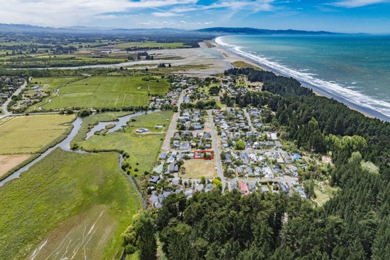 Photo of property in 29 Broadway Avenue, Waikuku Beach, 7473