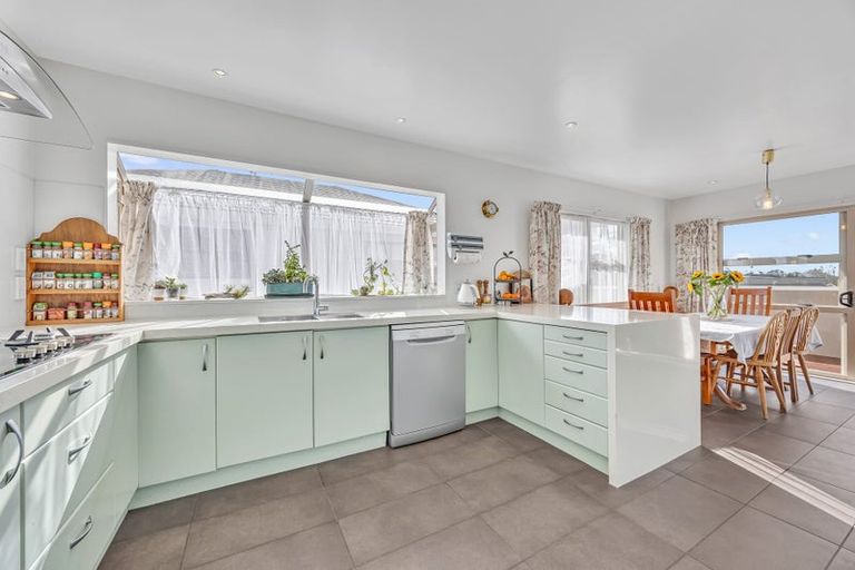 Photo of property in 3 Bridgehead Cove, West Harbour, Auckland, 0618