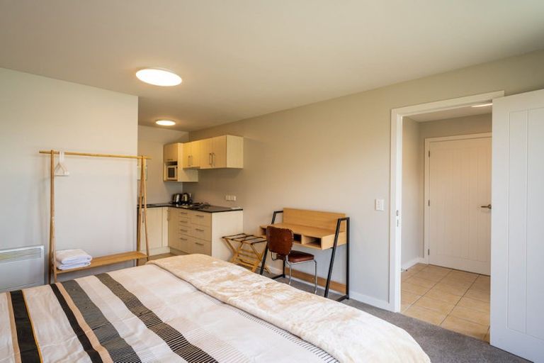 Photo of property in 72 Wynyard Crescent, Fernhill, Queenstown, 9300