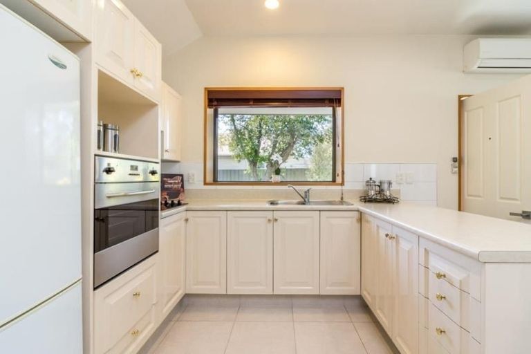 Photo of property in 12 Beckford Road, Saint Martins, Christchurch, 8022