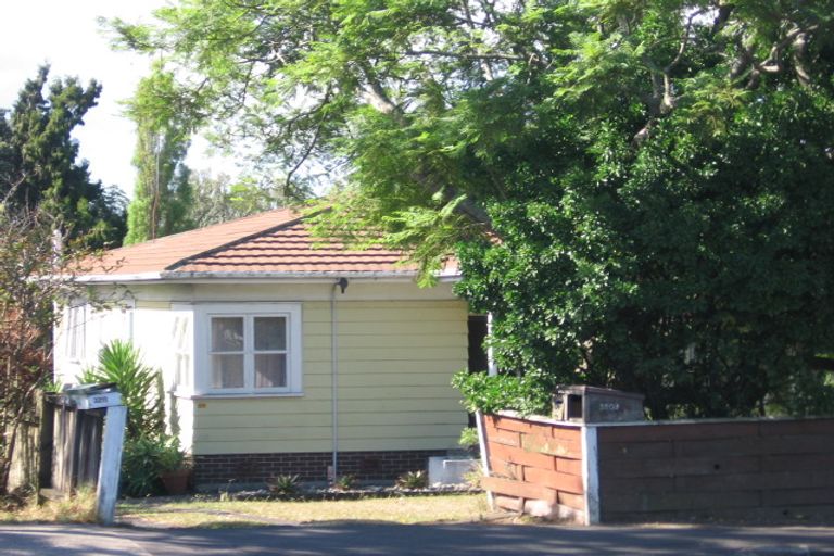 Photo of property in 3209 Great North Road, New Lynn, Auckland, 0600