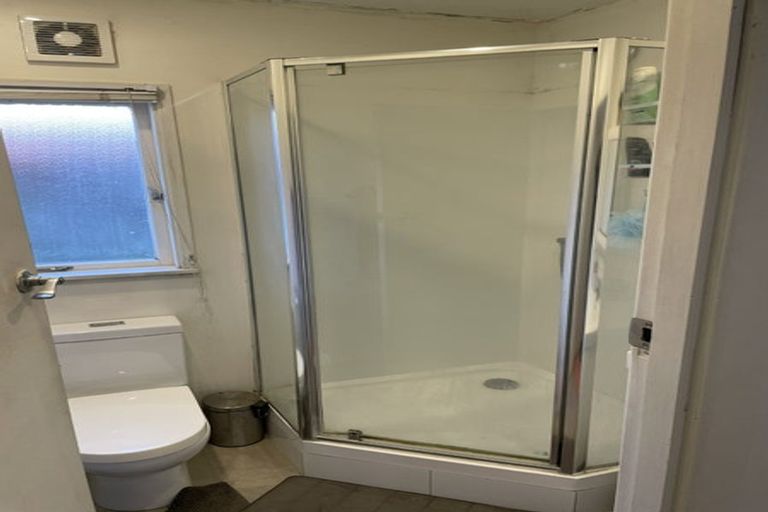 Photo of property in 14 Yeovil Road, Te Atatu Peninsula, Auckland, 0610