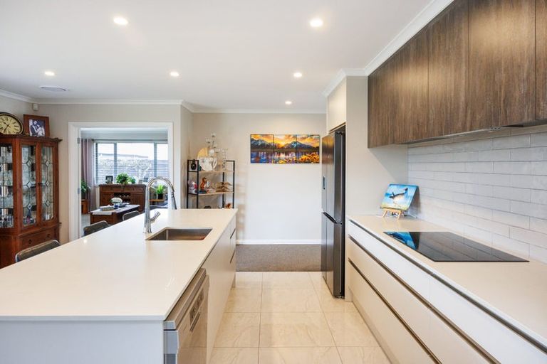 Photo of property in 71 Johnstone Drive, Fitzherbert, Palmerston North, 4410