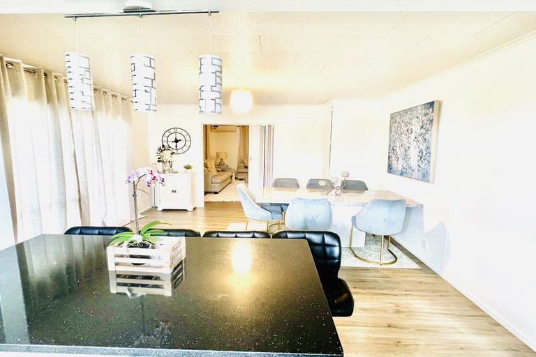 Photo of property in 11c Bamboo Grove, Kelston, Auckland, 0602