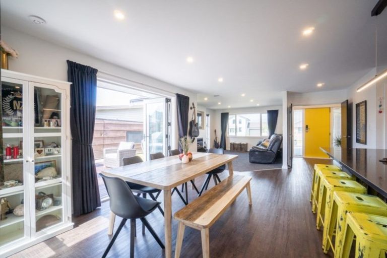 Photo of property in 103 Johnstone Drive, Fitzherbert, Palmerston North, 4410