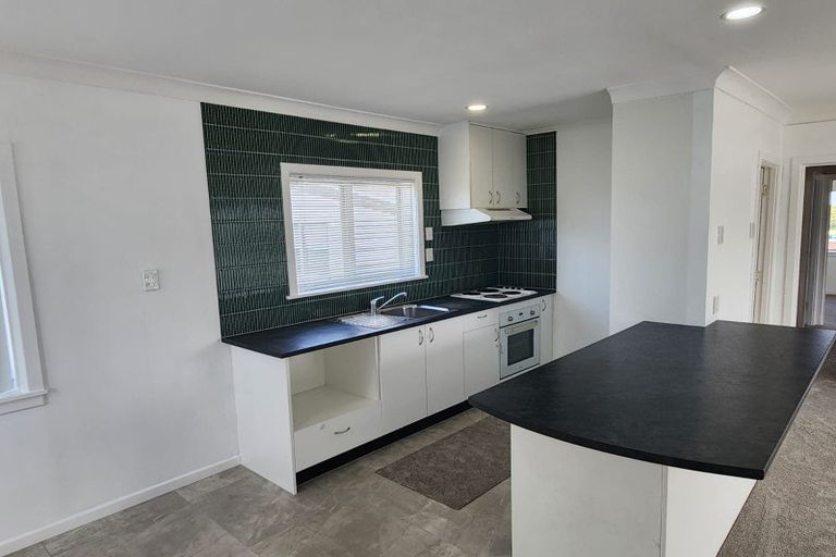 Photo of property in 623 Glenfield Road, Totara Vale, Auckland, 0629