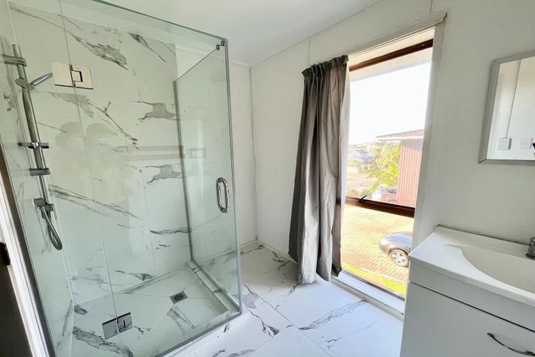 Photo of property in 1/4 Lydford Place, Glendene, Auckland, 0602