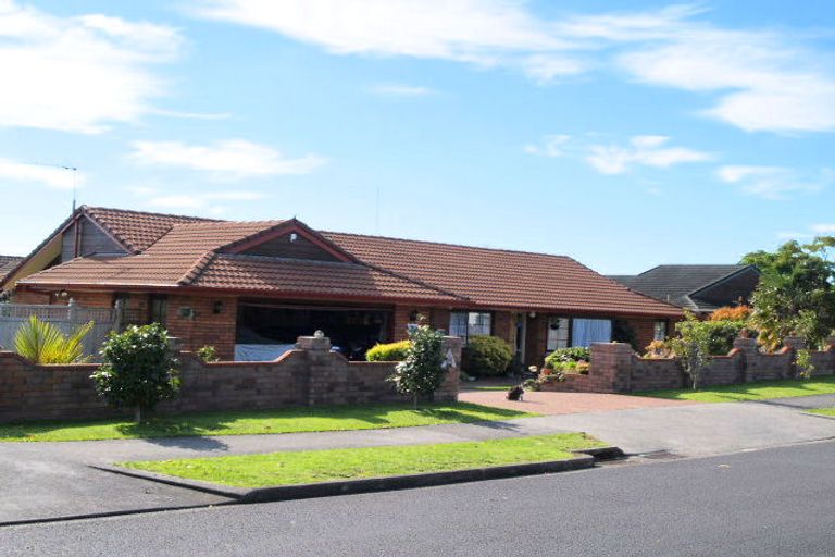 Photo of property in 2/21 Carriage Close, Northpark, Auckland, 2013