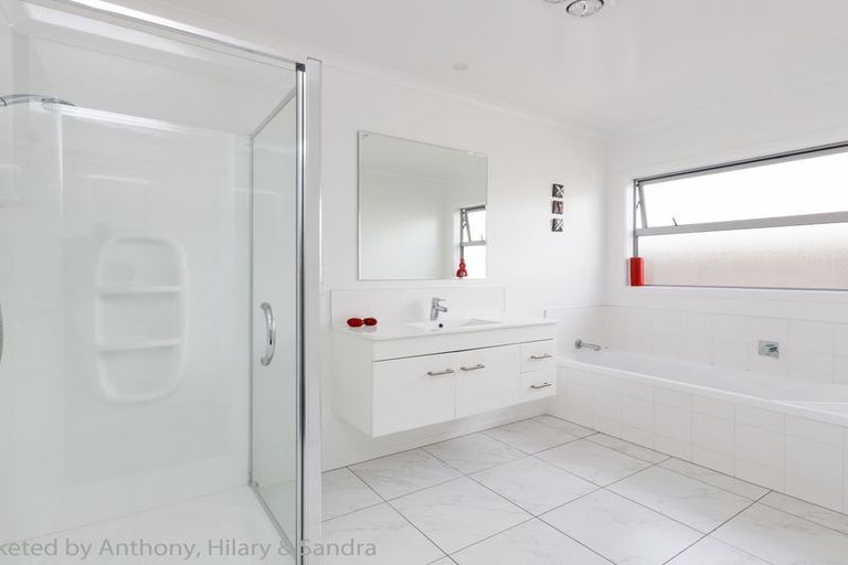 Photo of property in 17 Lorenzo Place, Kelvin Grove, Palmerston North, 4414