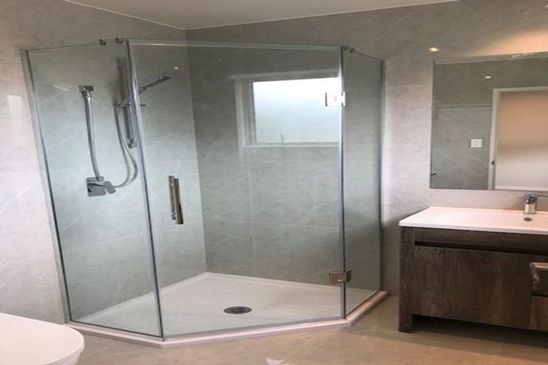 Photo of property in 1a Harrowglen Drive, Northcross, Auckland, 0632