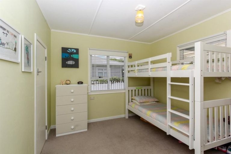 Photo of property in 18 Karaka Street, Merrilands, New Plymouth, 4312