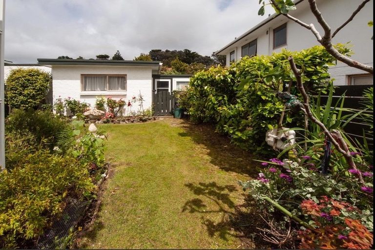 Photo of property in 100 Churton Drive, Churton Park, Wellington, 6037