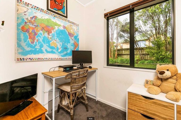 Photo of property in 9 San Fernando Way, Henderson, Auckland, 0612