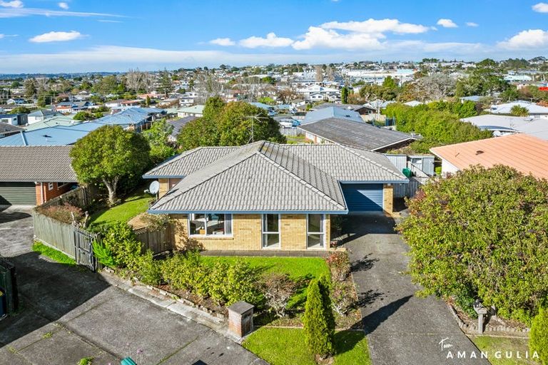 Photo of property in 32 Heversham Place, Glendene, Auckland, 0602