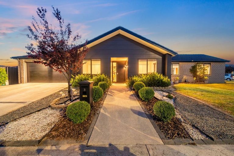 Photo of property in 3 Te Kaeaea Crescent, Wallaceville, Upper Hutt, 5018