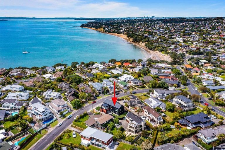 Photo of property in 10 Vaughan Crescent, Murrays Bay, Auckland, 0630