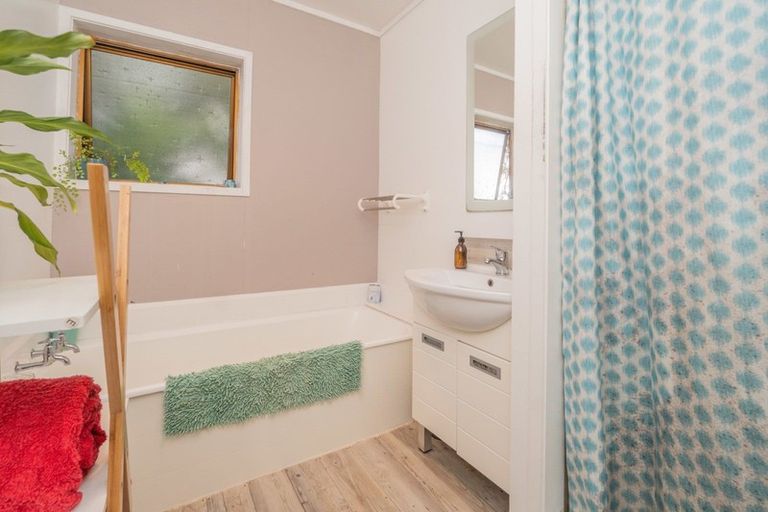 Photo of property in 2/13 Wirihana Road, Titirangi, Auckland, 0604