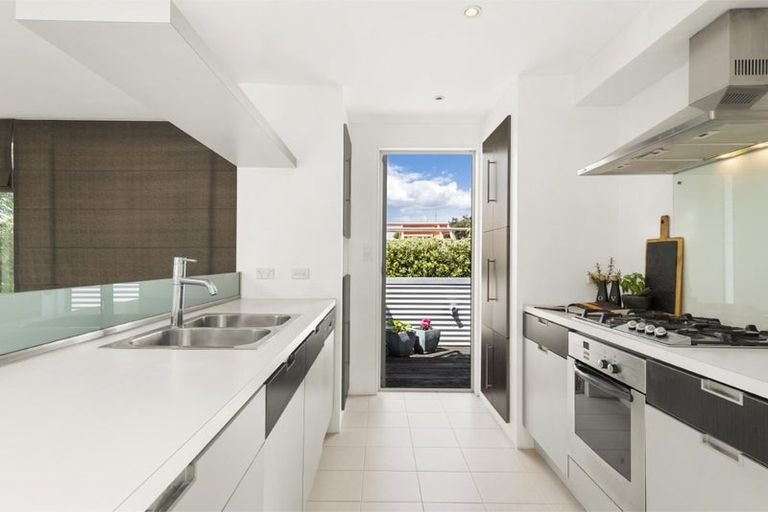 Photo of property in 2/20 Sycamore Drive, Sunnynook, Auckland, 0620