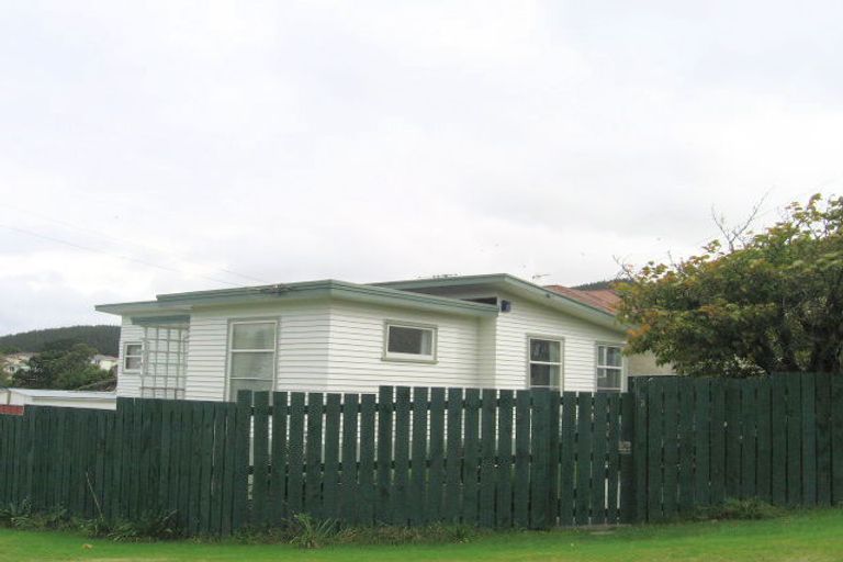 Photo of property in 3 Mexted Terrace, Tawa, Wellington, 5028