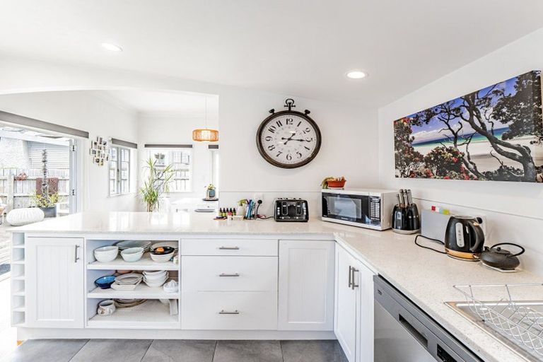 Photo of property in 38 Waiwaka Terrace, Strandon, New Plymouth, 4312