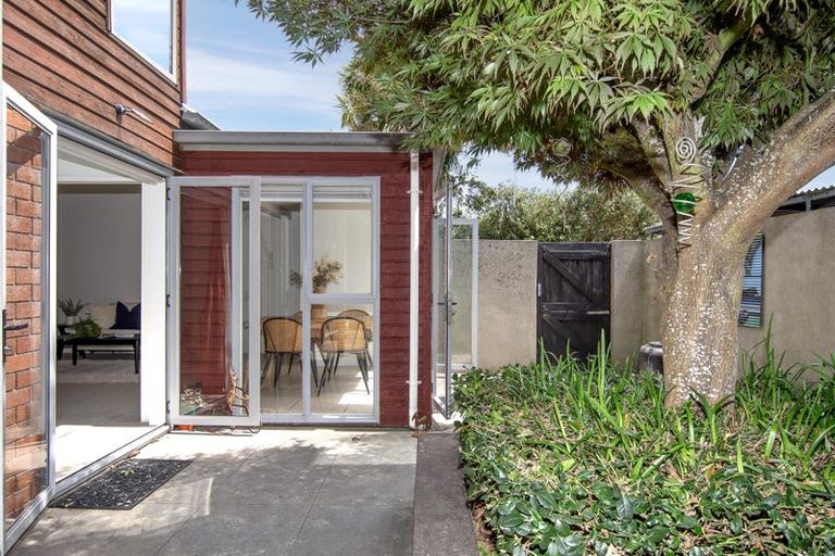 Photo of property in 2/11 Mclellan Place, Ilam, Christchurch, 8041