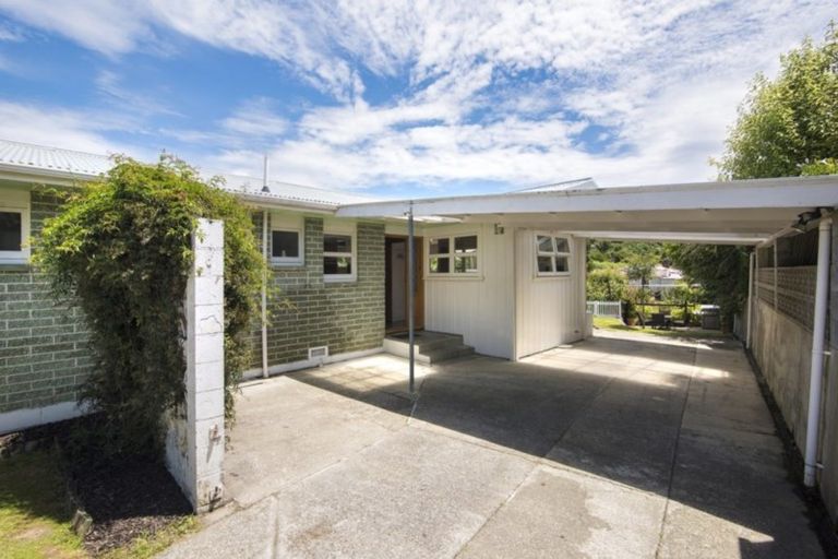 Photo of property in 141 Waikawa Road, Picton, 7220