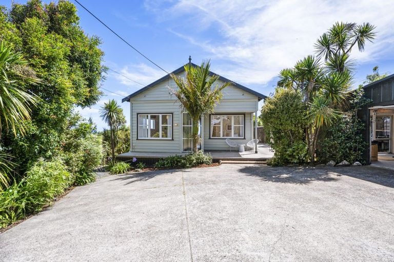 Photo of property in 41 Te Ahuahu Road, Piha, New Lynn, 0772