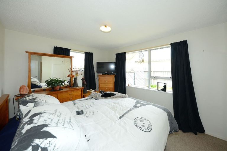 Photo of property in 3 Clivedon Place, Redwood, Christchurch, 8051