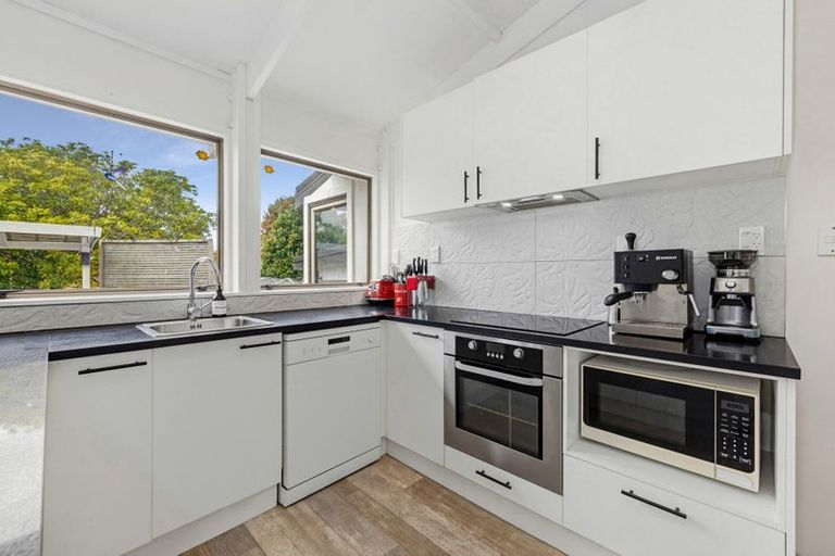 Photo of property in 11 Foyle Place, Glendene, Auckland, 0602