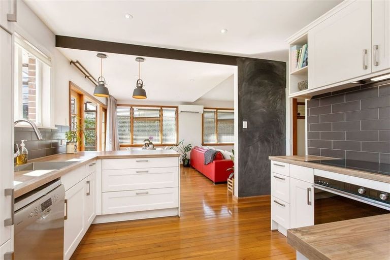 Photo of property in 28 Aorangi Road, Bryndwr, Christchurch, 8053