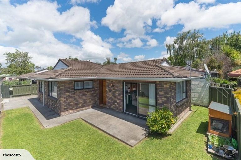 Photo of property in 2 Gregory Close, Palmerston North, 4414