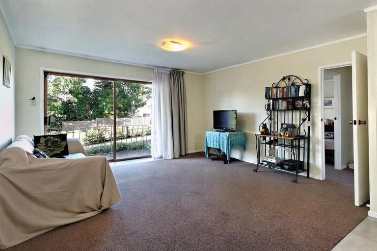 Photo of property in 3 Vinceroy Place, Green Bay, Auckland, 0604