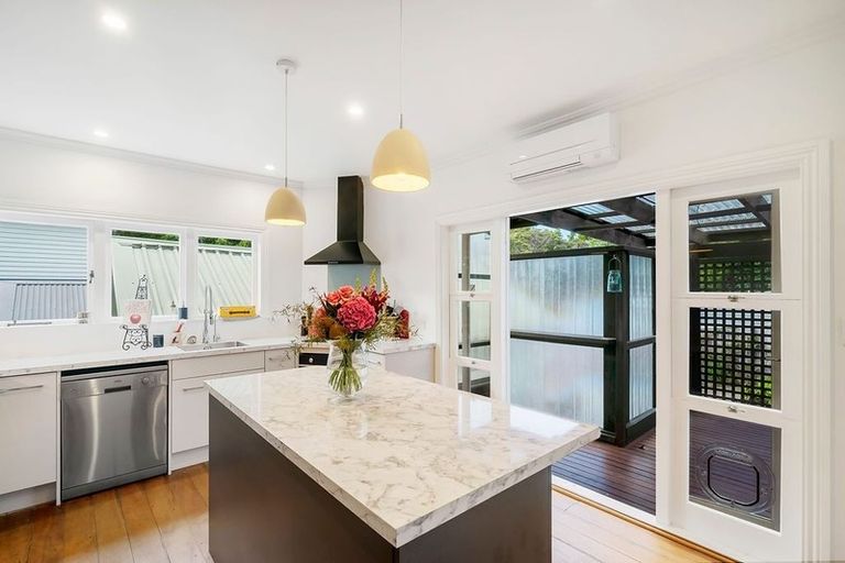 Photo of property in 28 Rangatira Road, Birkenhead, Auckland, 0626