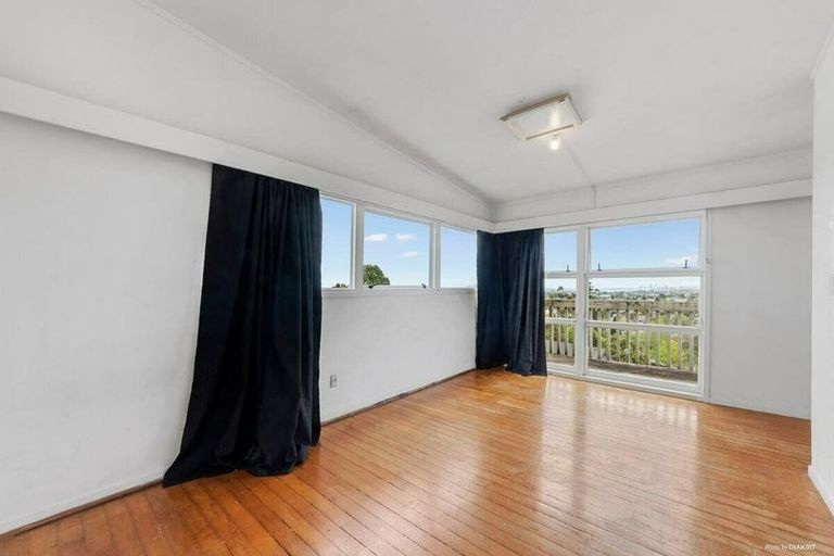 Photo of property in 15 Target Road, Totara Vale, Auckland, 0629