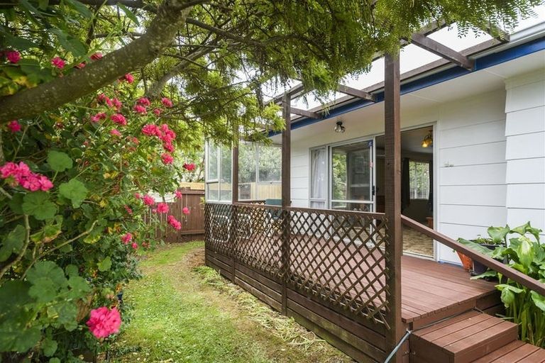 Photo of property in 5 Hillcrest Drive, Kelvin Grove, Palmerston North, 4414