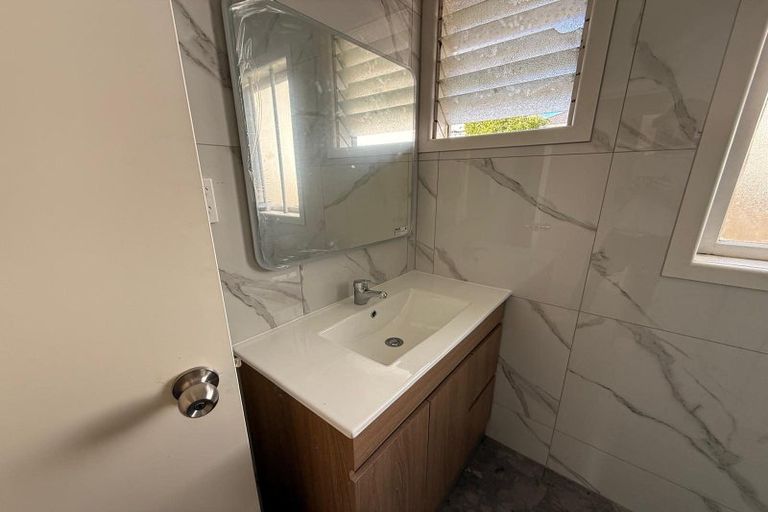 Photo of property in 1/15 Netherlands Avenue, Kelston, Auckland, 0602