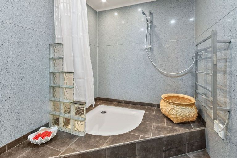 Photo of property in 6 Ribbonwood Crescent, Goodwood Heights, Auckland, 2105