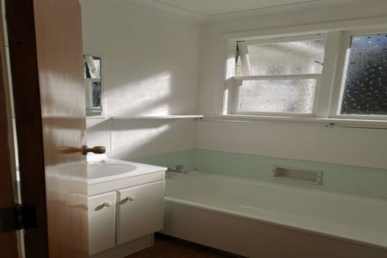 Photo of property in 5 Walnut Way, Maungaraki, Lower Hutt, 5010