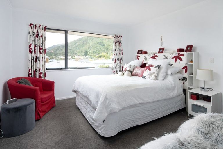 Photo of property in 68 Moana View Road, Waikawa, Picton, 7220