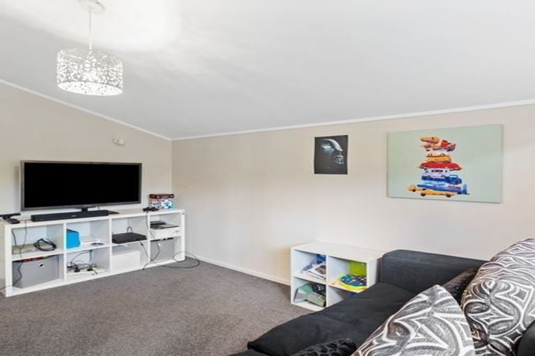 Photo of property in 21 Deanna Drive, West Harbour, Auckland, 0618