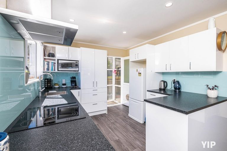 Photo of property in 9a Pimlico Place, Newlands, Wellington, 6037