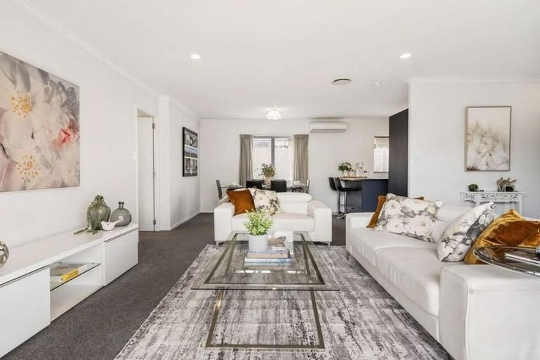 Photo of property in 16 Carisbrook Crescent, Papakura, 2110