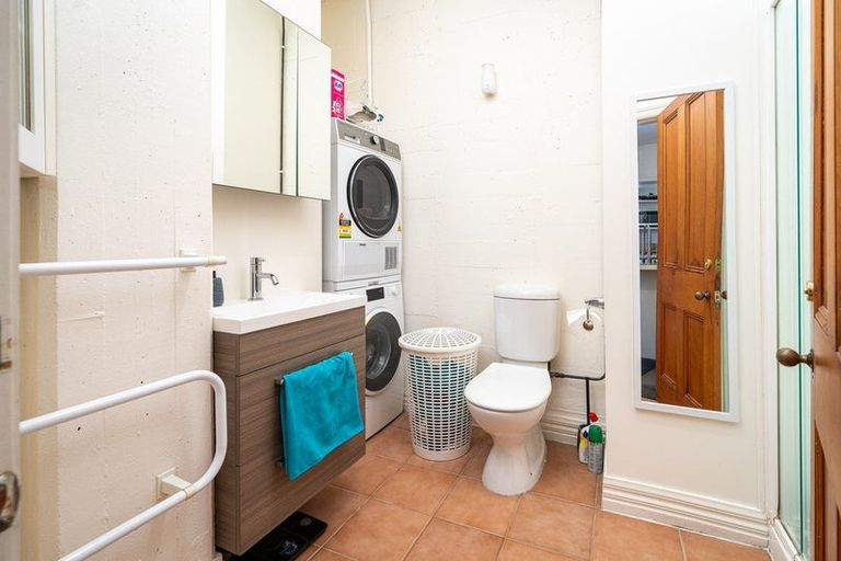 Photo of property in Endeavour Apartments, 10/125 Thorndon Quay, Pipitea, Wellington, 6011
