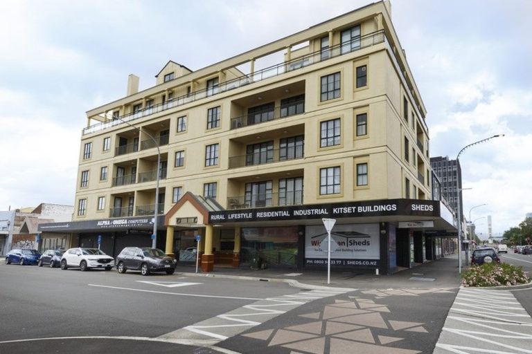 Photo of property in Maddison Apartments, 2/6c Queen Street, Palmerston North, 4410