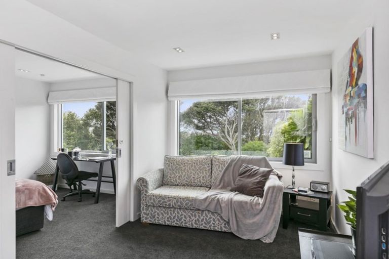 Photo of property in 25 Cromwell Point, Newlands, Wellington, 6037