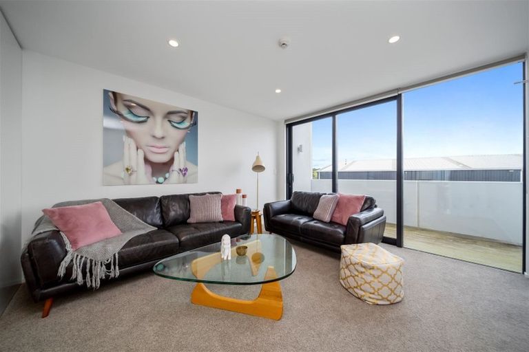 Photo of property in 2/86 Hurlstone Drive, Waiwhakaiho, New Plymouth, 4312